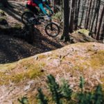 mountainbiker springt über felsen