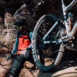 mountainbiker sitzt neben bike