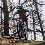 mountainbiker fährt bergauf über felsen