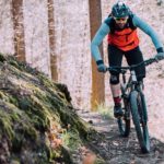 mountainbiker fährt schmalen hangweg