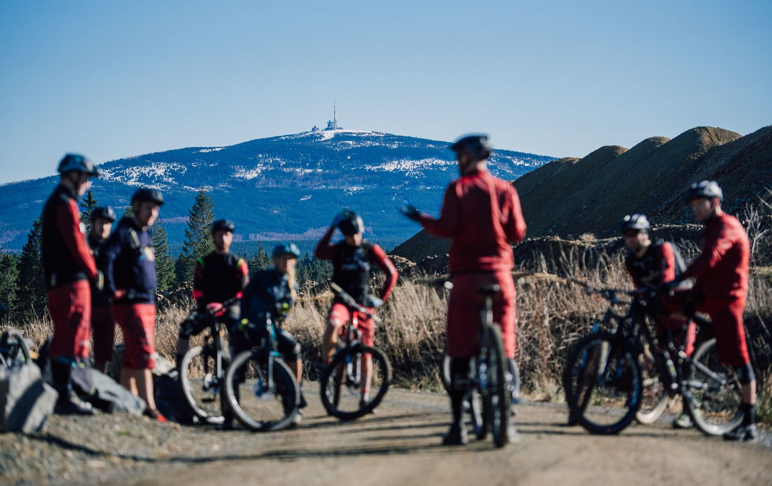 trailtech-guides-und-trainer eine gruppe mountainbiker trainiert die fahrtechnik